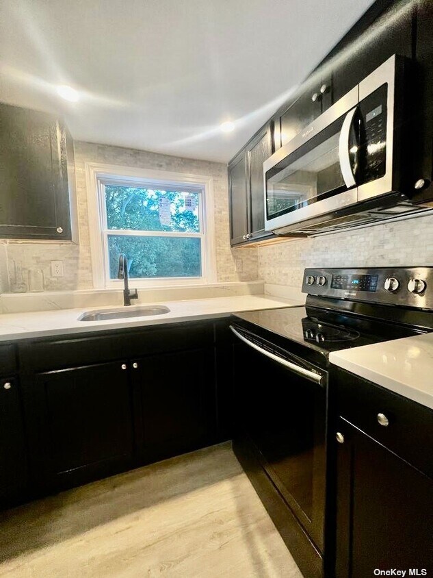 1 Cedar Oaks Ave, Farmingville, NY 11738 Room for Rent in