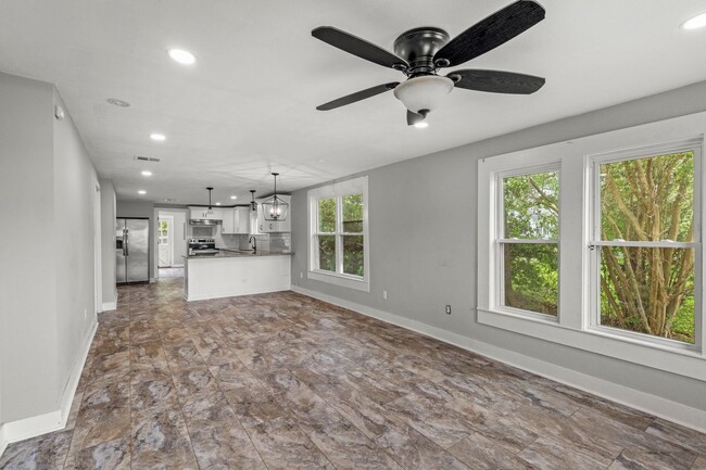Building Photo - 207 Duff St