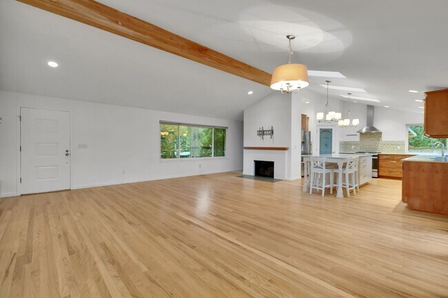 Foto del edificio - Beautifully Renovated Home in the Heart of Normandy Park