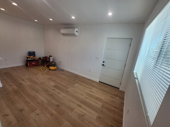 Building Photo - 10940 Oxnard St