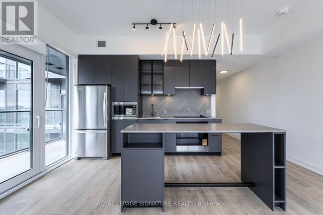 Building Photo - 1037 The Queensway