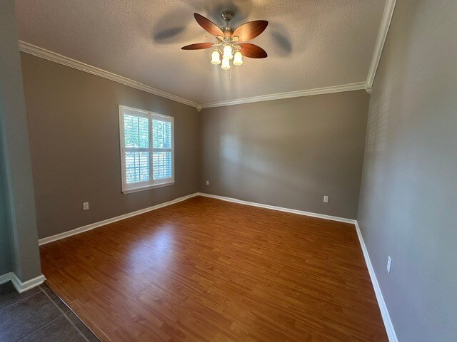 Foto del edificio - Spacious 4 Bedroom Home With Upstairs Private Suite And 2 Car Garage