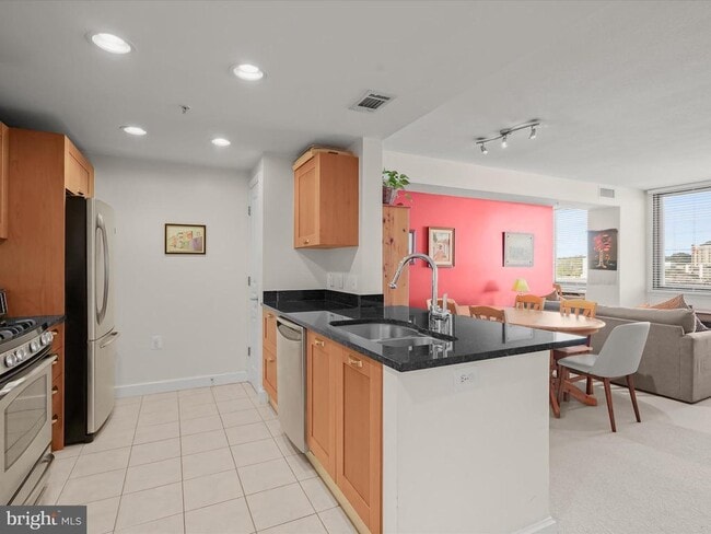 Foto del edificio - 2451 Midtown Ave