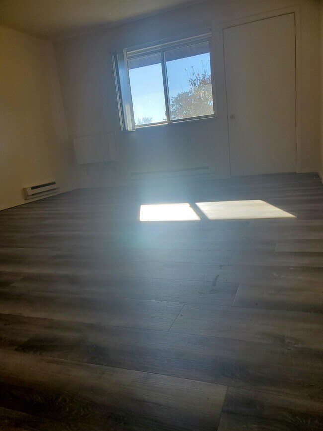 Building Photo - 325 3rd St