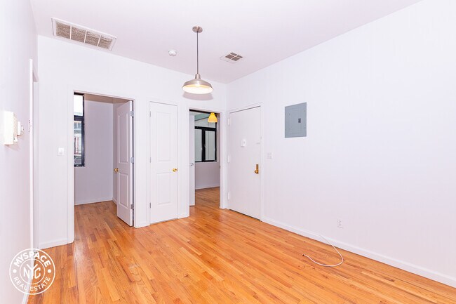 Building Photo - 325 Kosciuszko St