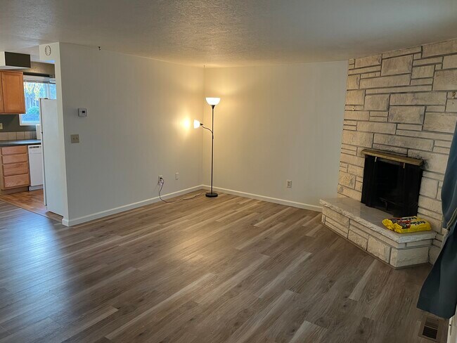 Amplia sala de estar. - 1138 NE 72nd Ave