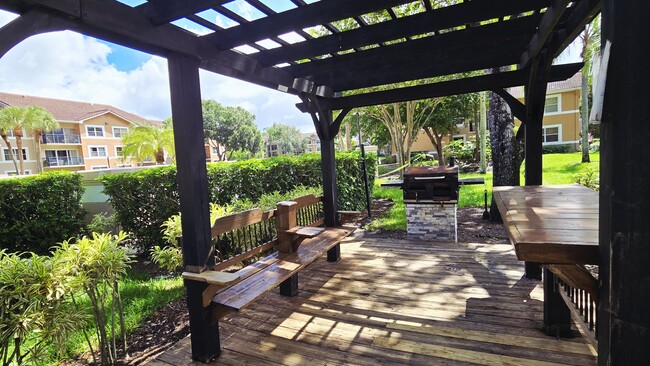 Foto del edificio - 8851 Wiles Rd