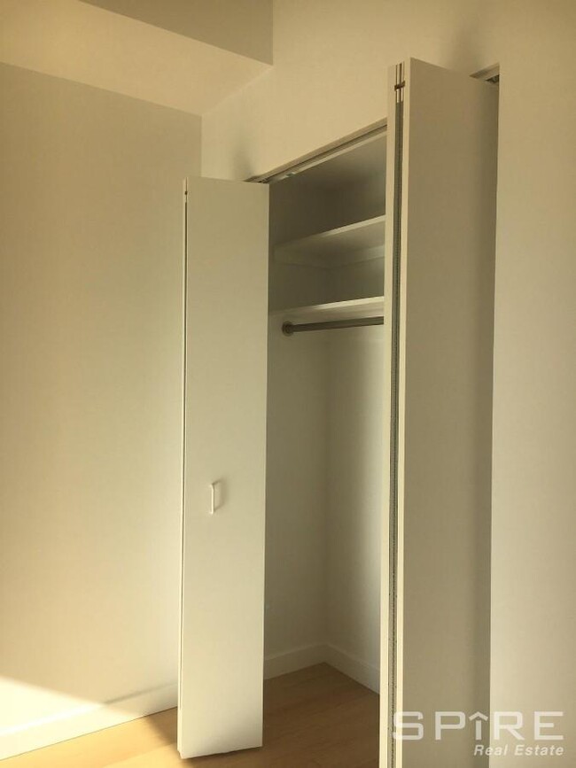 Foto del edificio - 2 bedroom in Queens NY 11102