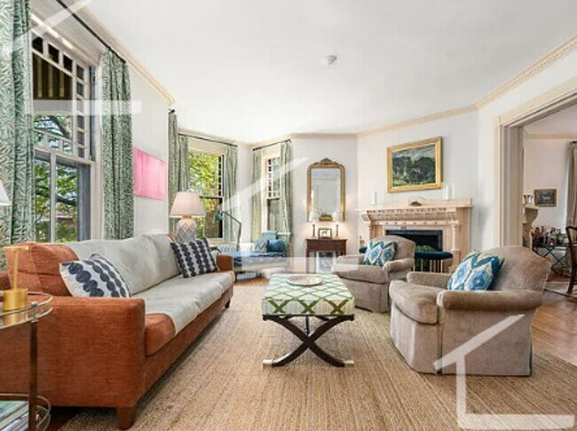 Building Photo - Victorian Brookline Home in Sought-after P...