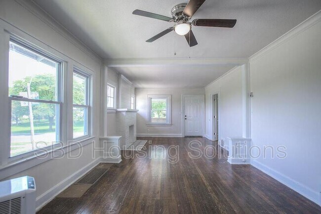 Building Photo - 5400 The Paseo