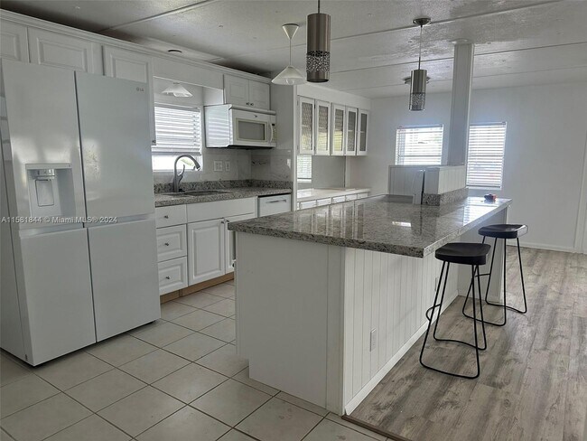 Building Photo - 912 S Silver Cir