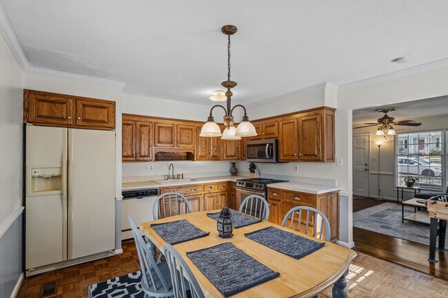 Foto del edificio - Charming 3 Bed, 2 Bath on Ward Street, Close to Universities