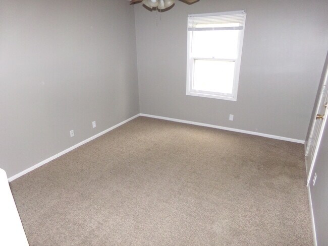 Building Photo - BCR Nice 2 BR Duplex W/D Included