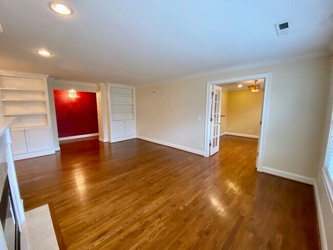 Building Photo - Lovely 1 Bedroom Hyde Park Condo!