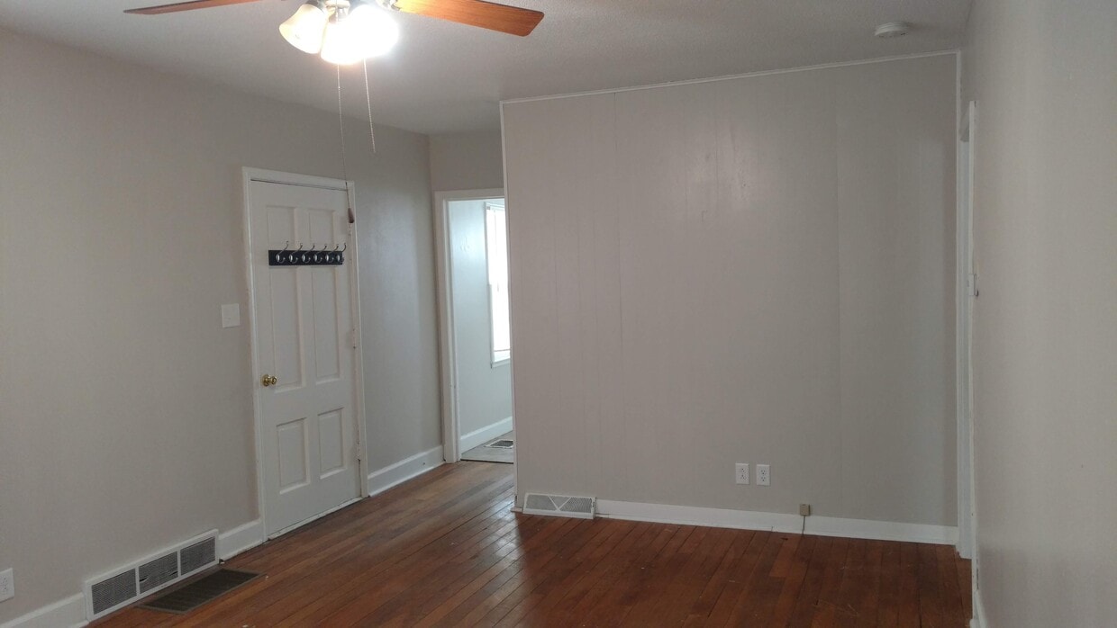 Living room - 906 N 5th Ave W