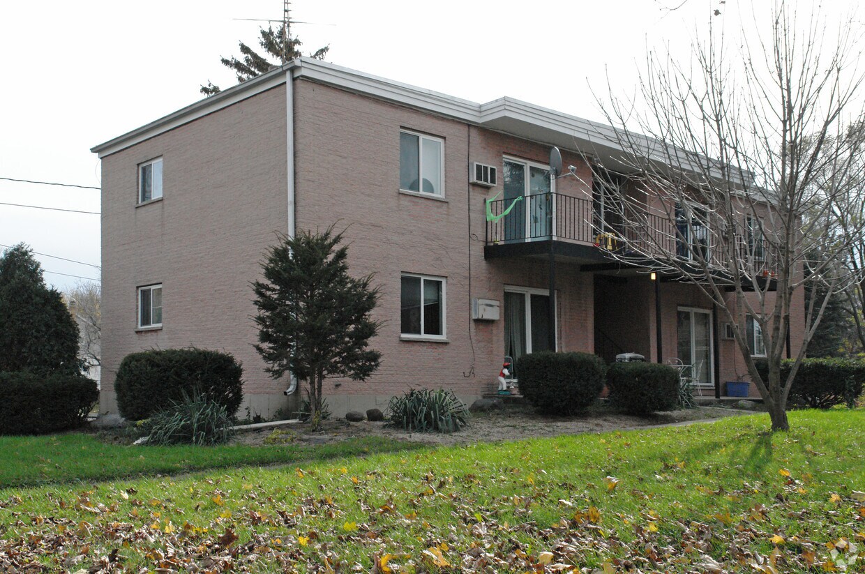 Primary Photo - 91 W Crystal Lake Ave