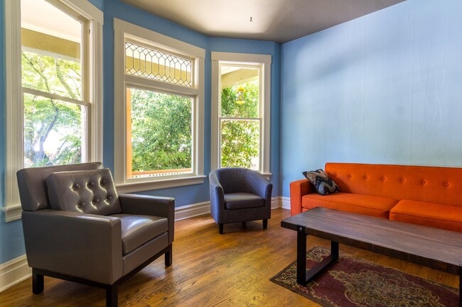 Building Photo - Furnished & Stylish 3 bedroom 1.5 bath home in bustling NW Portland