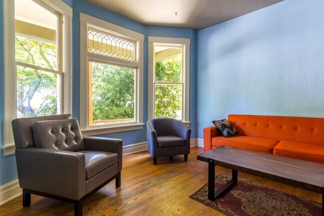 Foto del edificio - Furnished & Stylish 3 bedroom 1.5 bath home in bustling NW Portland