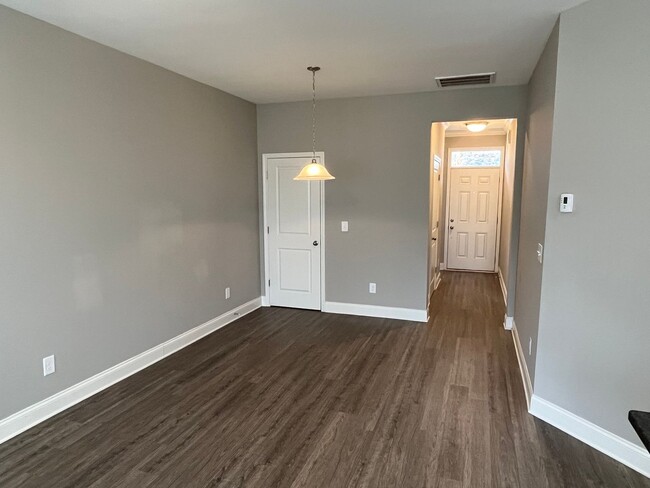 Building Photo - Convenient 3 Bed Townhome near Harrisburg