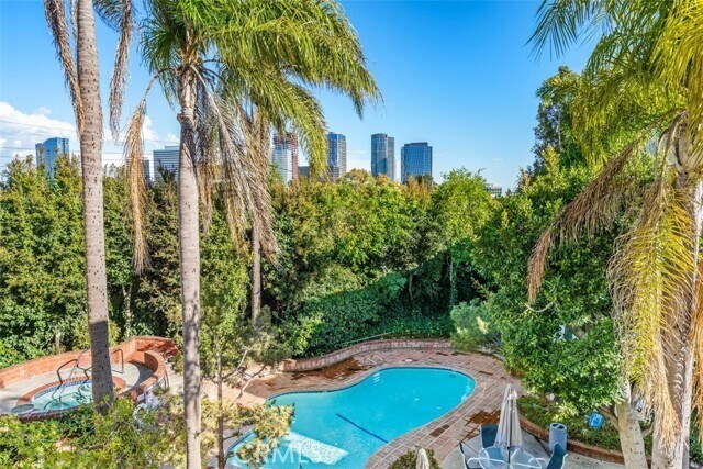 Foto del edificio - 1340 S Beverly Glen Blvd