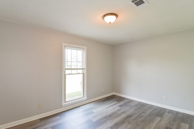 Building Photo - Charming 4 Bedroom in Montgomery