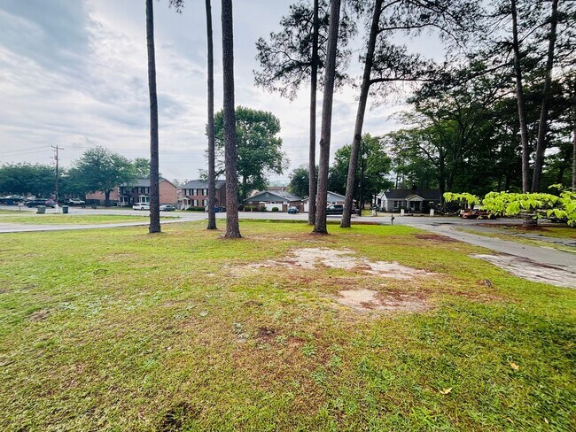 Foto del edificio - AVAILABLE NOW- Renovated in Rosewood!