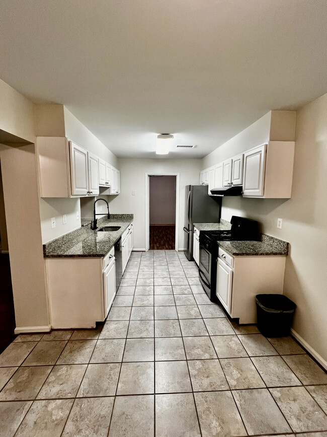 Kitchen - 5815 Cove Landing Rd
