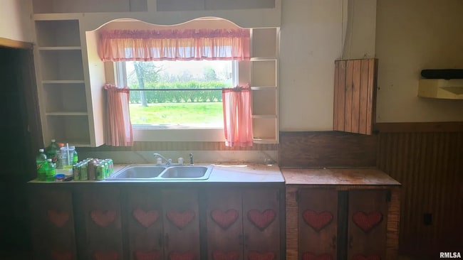 Building Photo - RICHVIEW, IL - Wood Sided Bungalow with garden shed, new roof and minutes to I-64  - $499 MONTH /...