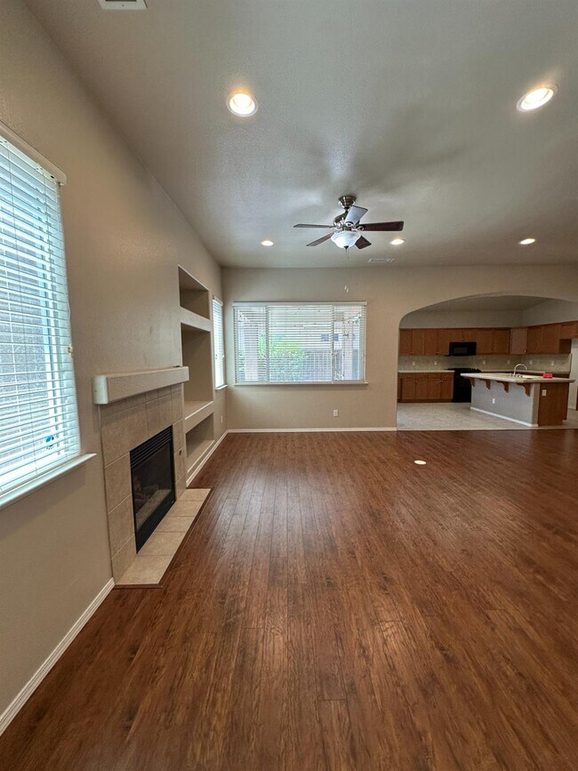 Foto del edificio - 5541 N Plum Ln