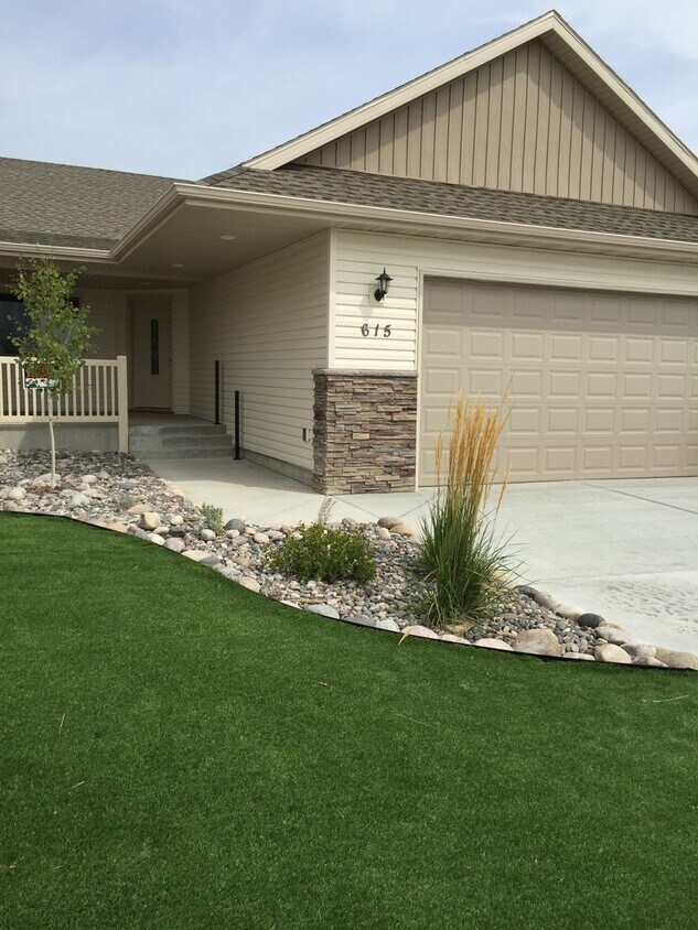 Foto principal - 613 and 615 Roundhouse Drive