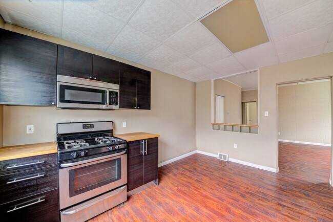 Foto del edificio - Available NOW  - Spacious 4+ Bedroom Home ...