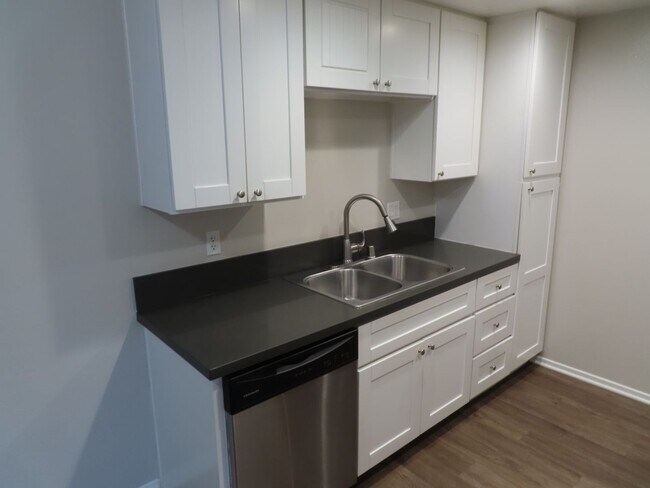 Foto del edificio - Renovated One Bedroom Condo in Mira Mesa with Two Parking Spaces
