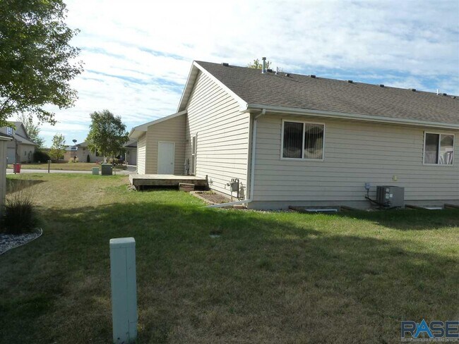 Building Photo - 206 E Maple St