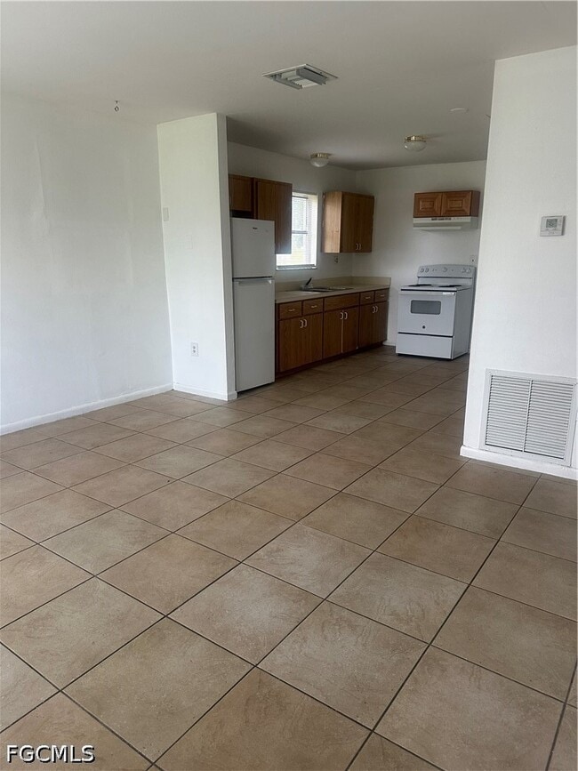 Building Photo - 213 10th St