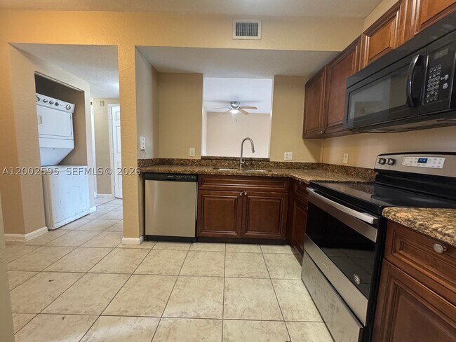 Foto del edificio - 1133 Golden Lakes Blvd