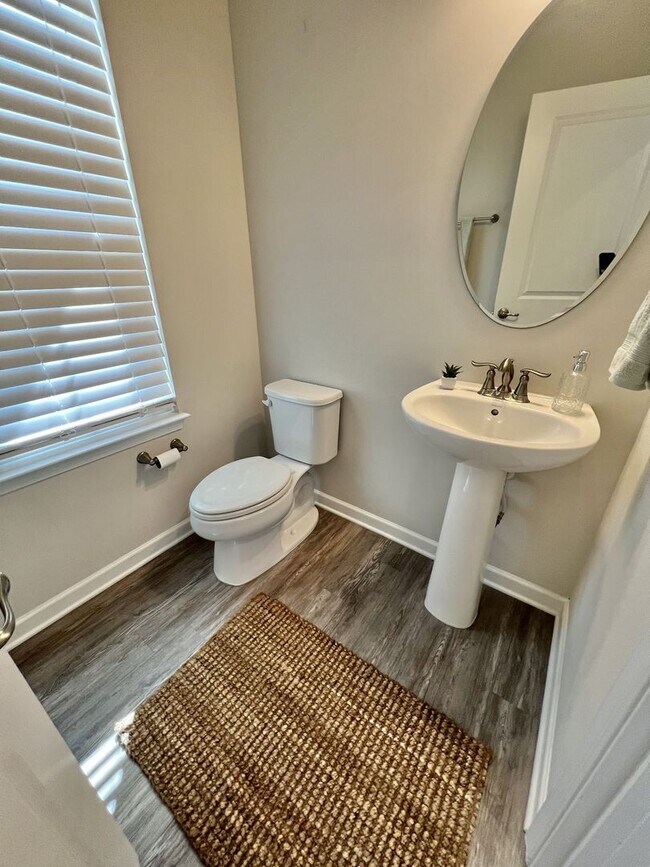 Building Photo - Beautiful 4 Bedroom/2.5 Bathroom home loca...
