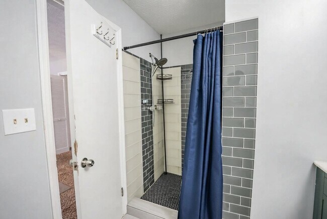 Foto del edificio - 725 Swamp Creek Dr