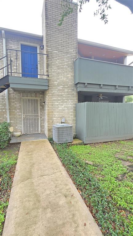 Building Photo - 9797 Leawood Blvd