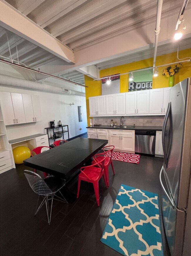 Building Photo - WOWZER Beautiful 1 bedroom Condo