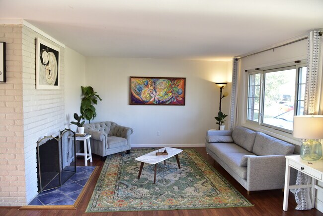 Foto del edificio - 6013 Hibbling Ave