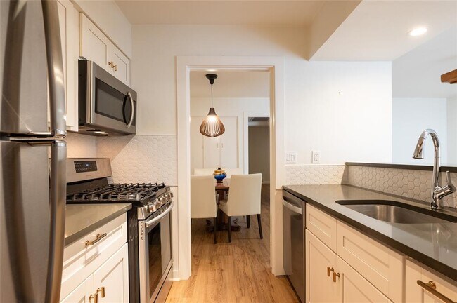 Foto del edificio - 7920 Rockwood Ln