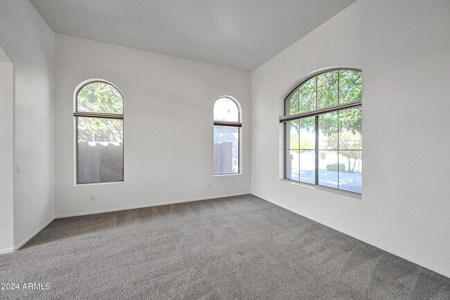 Building Photo - 4633 E Robin Ln