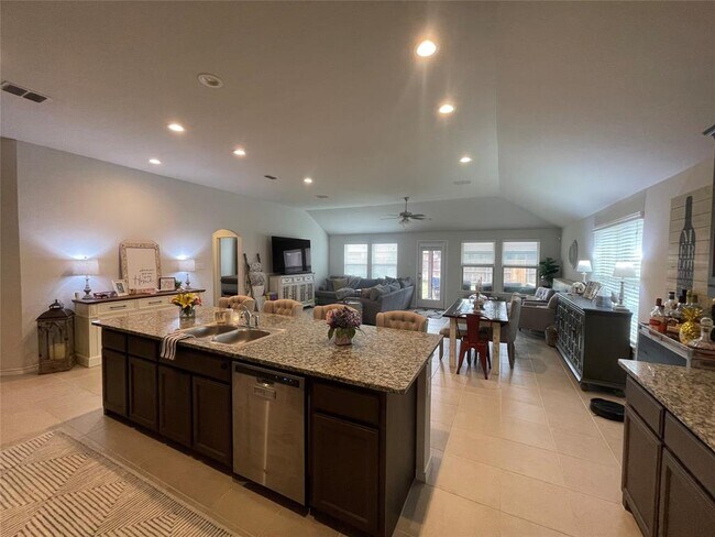 Foto del edificio - 2521 Weatherford Heights Dr