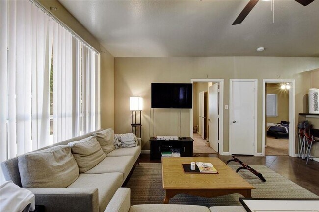 Foto del edificio - 4X2 Condo Less than $900/Bedroom for August