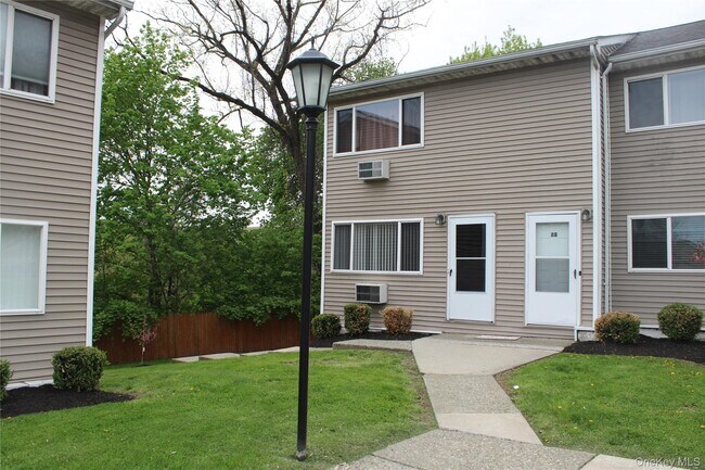 Foto del edificio - 8 Fishkill Glen Dr