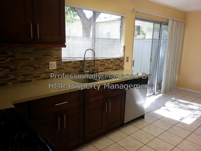 Building Photo - 2023 E Aroma Dr