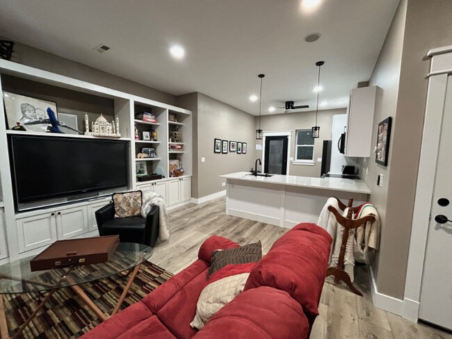 Building Photo - 727 Evergreen Ave