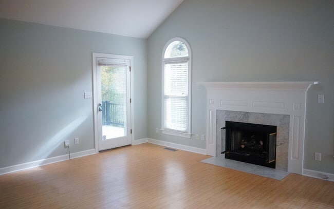 Building Photo - 3801 Lake Point Cir