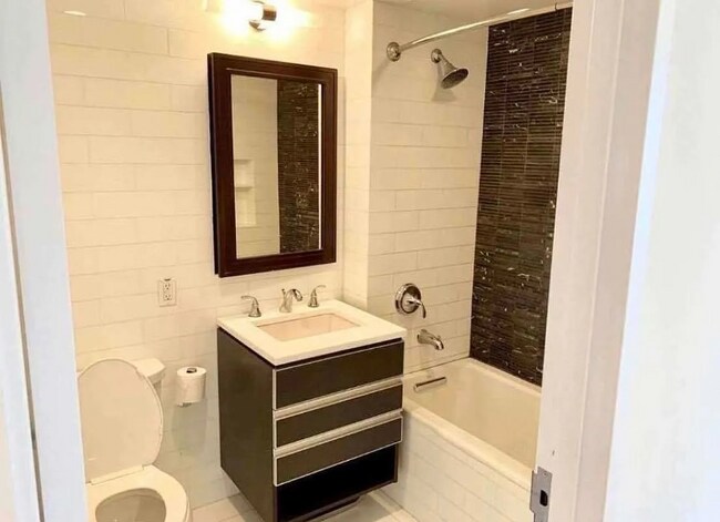 Foto del edificio - 99-39-9966 66th Ave