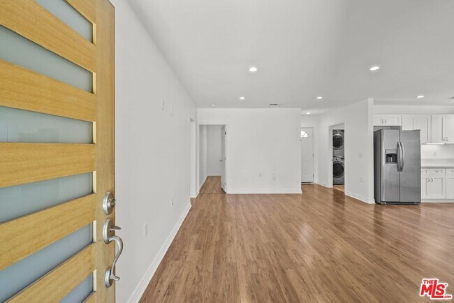 Foto del edificio - 6712 Cedros Ave